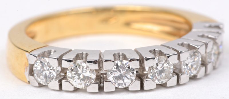 Een 18 karaats wit en geel gouden halve alliance bezet met diamanten met een gezamenlijk gewicht van ± 0,68 ct.
