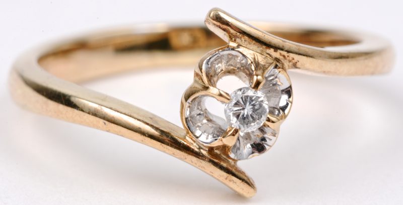 Een 14 karaats wit en geel gouden ring bezet met één diamant van ± 0,05 ct.