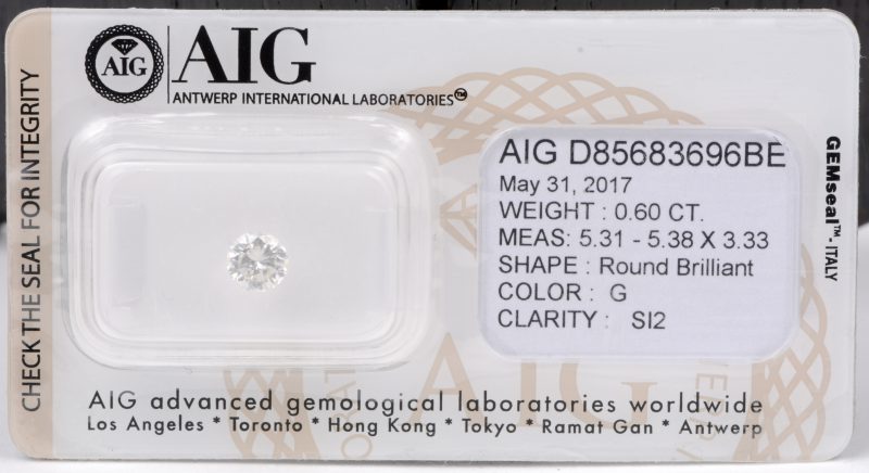 Een briljant van 0,60 ct. Color G SI2. In afgesloten identiteitskaart en met certificaat.