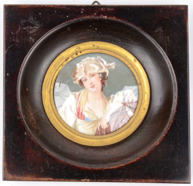 Een handgeschilderd miniatuur damesportretje in houten lijstje.