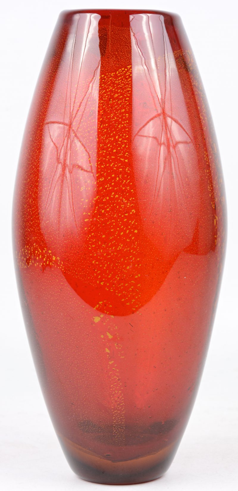 Een vaas van rode glaspasta in de stijl van Murano.