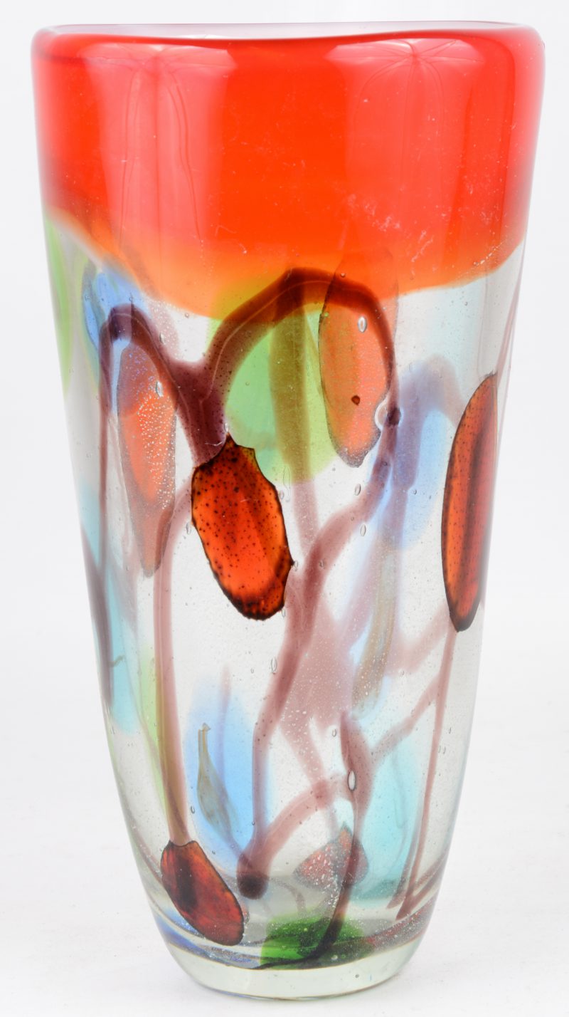 Een vaas van glaspasta in de stijl van Murano.