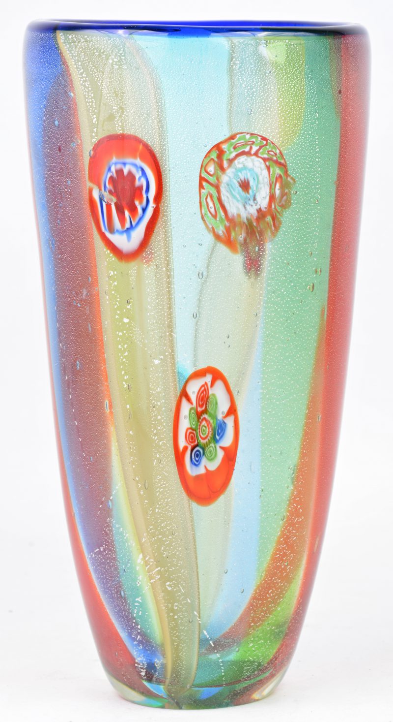 Een vaas van meerkleurig glaspasta in de stijl van Murano.