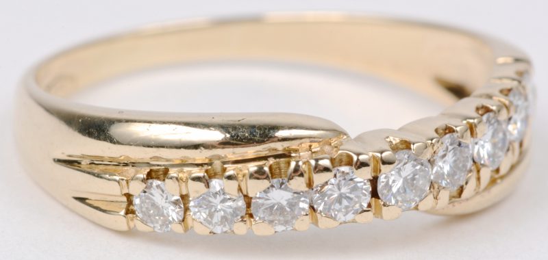 Een 18 karaats wit gouden ring bezet met diamanten met een gezamenlijk gewicht van ± 0,30 ct.