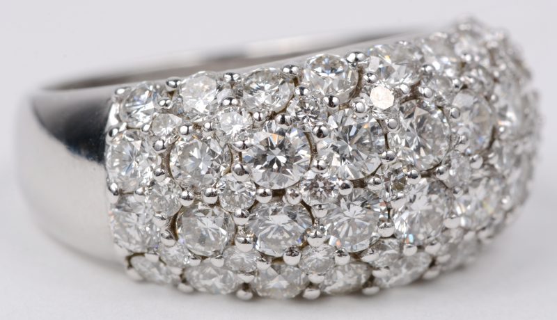 Een 18 karaats wit gouden ring bezet met diamanten met een gezamenlijk gewicht van ± 3,10 ct.
