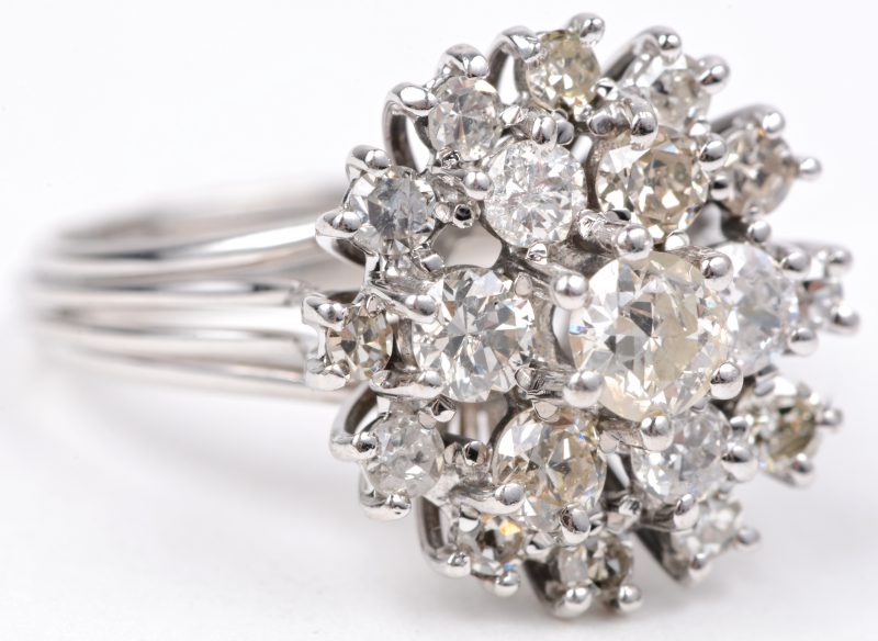 Een 18 karaats wit gouden ring bezet met diamanten met een gezamenlijk gewicht van ± 1,35 ct.