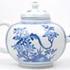 Een Chinese theepot van blauw en wit Chinees porselein met een decor van kostbaarheden.