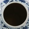Een vaas van Chinees porselein met een blauw en wit decor van krijgers.