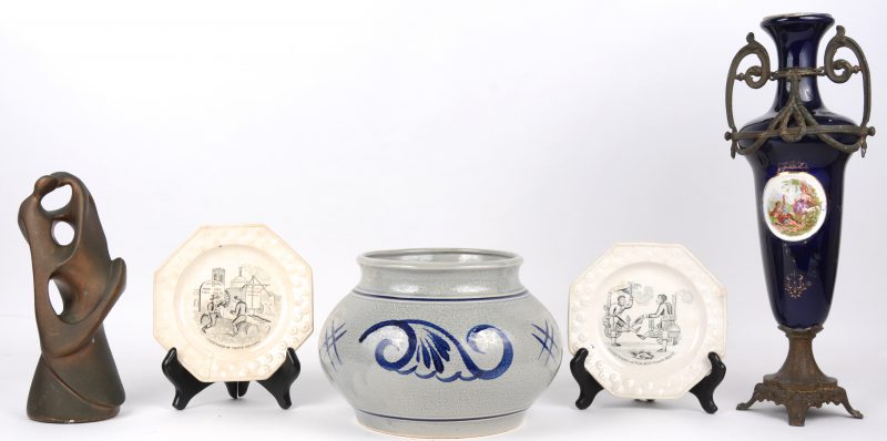 Een lot varia, bestaande uit een aardewerken pot, twee Engelse bordjes, een kobaltblauw vaasje en een modern kunstwerk van gips.