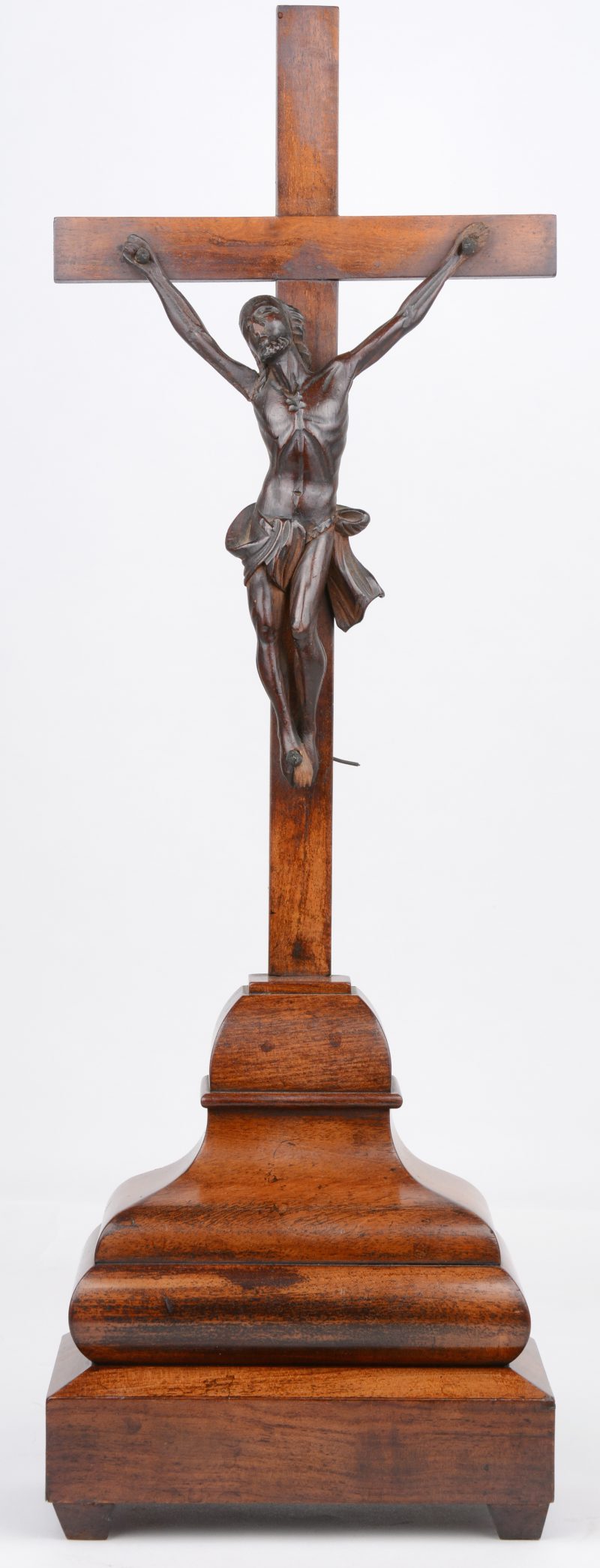 Een gefineerd houten kruisbeeld met gebeeldhouwde corpus. XIXe eeuw.
