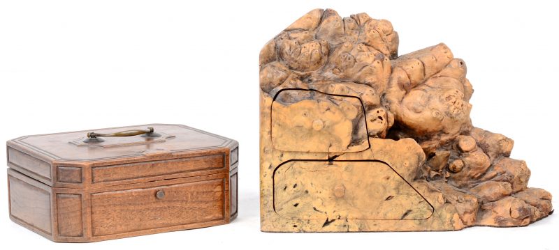 Twee houten doosjes, waarbij één met een deksel en het andere gemaakt uit notenwortelhout met twee kleine lades.