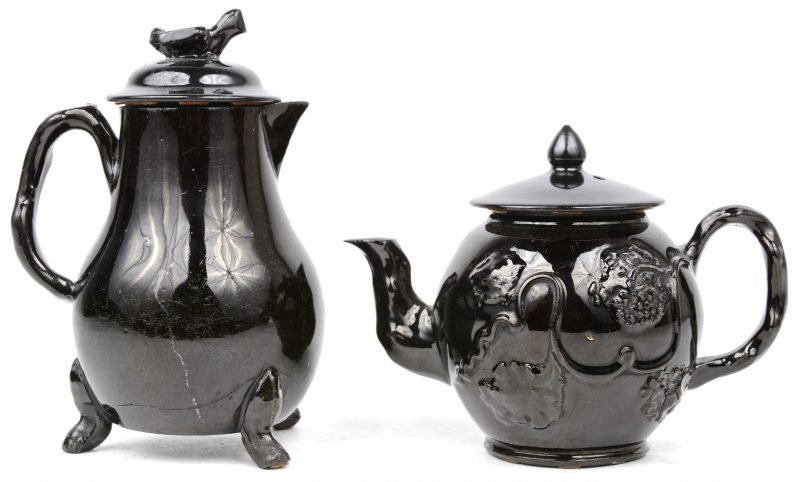 Een theepotje en een koffiepotje van Naams aardewerk.