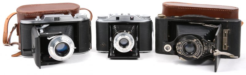 Een lot van drie balgcamera’s:- Voigtlander Bessa I- Kodak nr.2A folding hawkey- Agfa Isolette III.Allen in werkende staat.