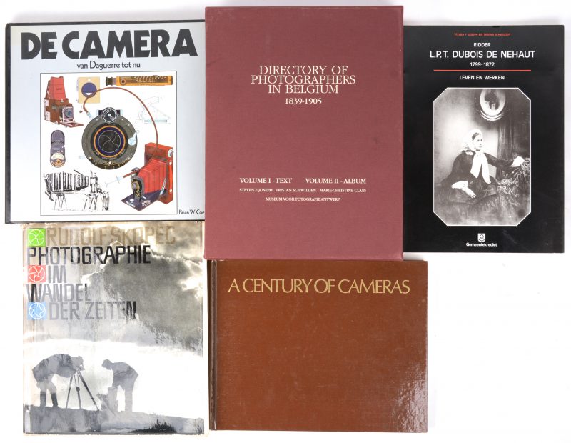 Een lot boeken ivm fotografie:- “Directory of photography in Belgium 1839 - 1905. In twee delen.- “Photographie im Wandel der Zeiten”.- “De camera van Daugerre tot nu”.- “Ridder L.P.T Dubois de Nehaut. Leven en werken”.- “A century of camera’s”.