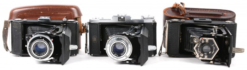 Een lot van drie Zeiss-Ikon balgcamera’s:- Nettar S18/2- Nettar-S S15/2- Nettar 515/2Periode 1937 - 1957. Allen in werkende staat.