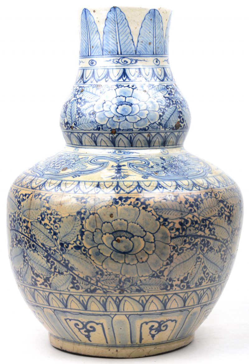 Een vaas van Chinees aardewerk met een blauw op wit bloemen- en plantendecor. Onderaan gemerkt.