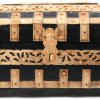 Een kistje van zwartgelakt hout met mansardevormig deksel, versierd met gesculpteerd benen oplegwerk.