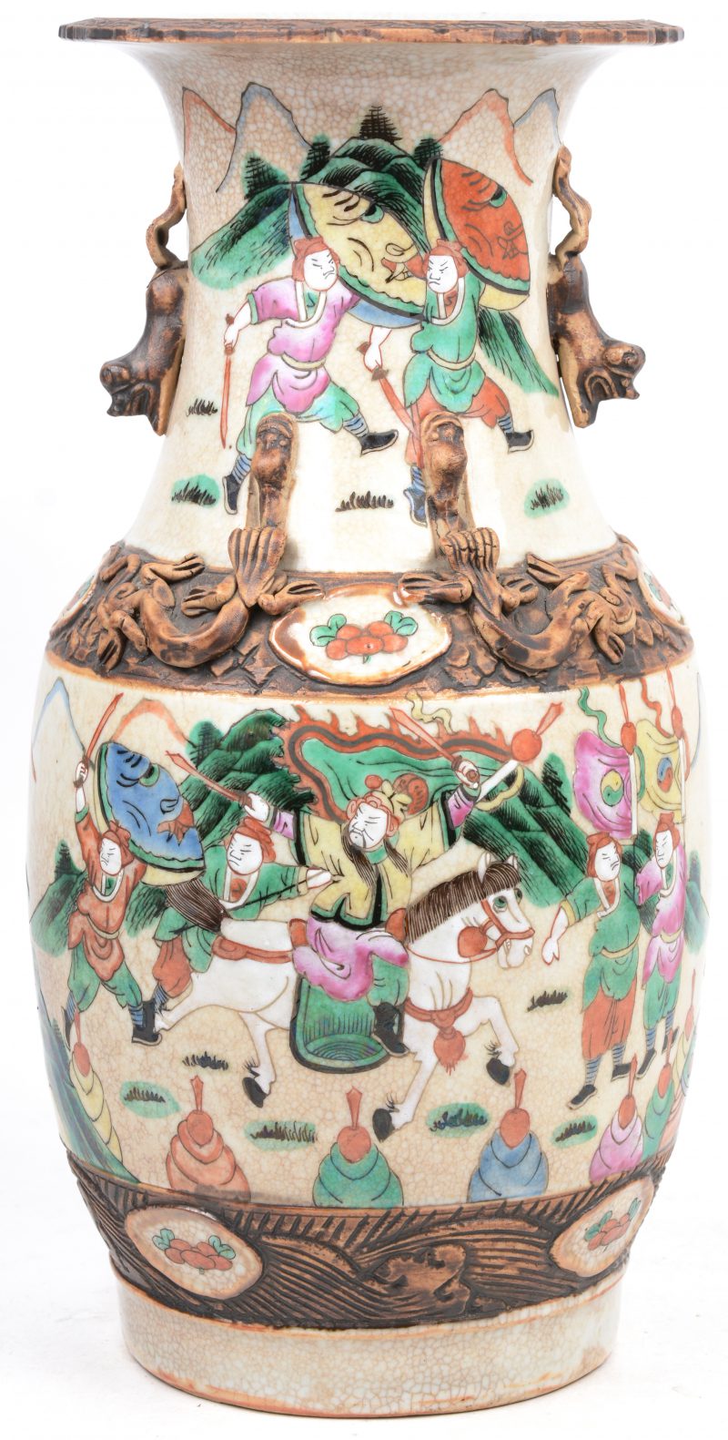 Een vaas van Nankin-aardewerk met een meerkleurig decor van krijgers. Onderaan gemerkt.