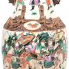 Een vaas van Nankin-aardewerk met een meerkleurig decor van krijgers. Onderaan gemerkt.