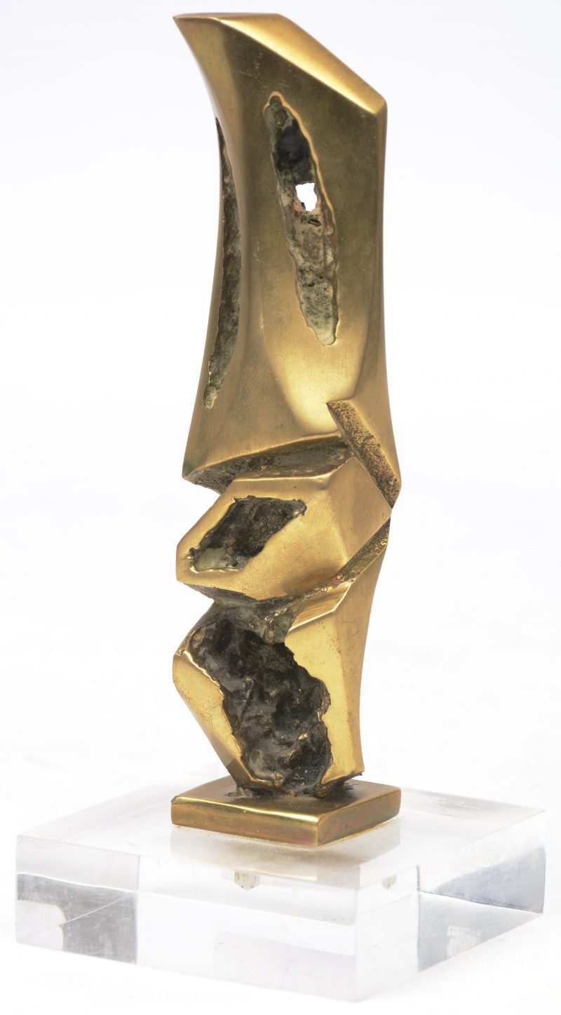 Een modern bronzen kunstwerkje op plexiglazen sokkeltje