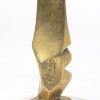Een modern bronzen kunstwerkje op plexiglazen sokkeltje