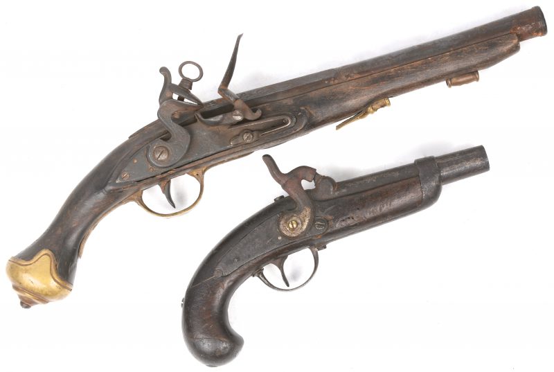 Twee antieke vuursteenwapens.