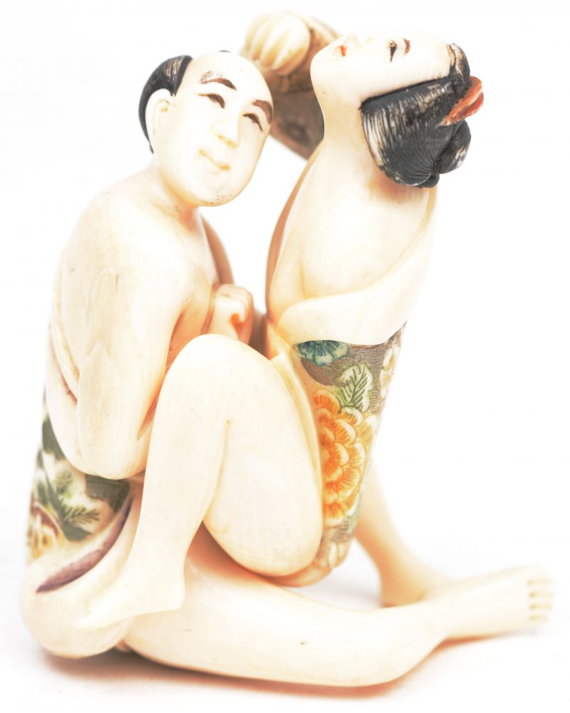 Een koppel ivoren erotische Japanse Netsuke’s.