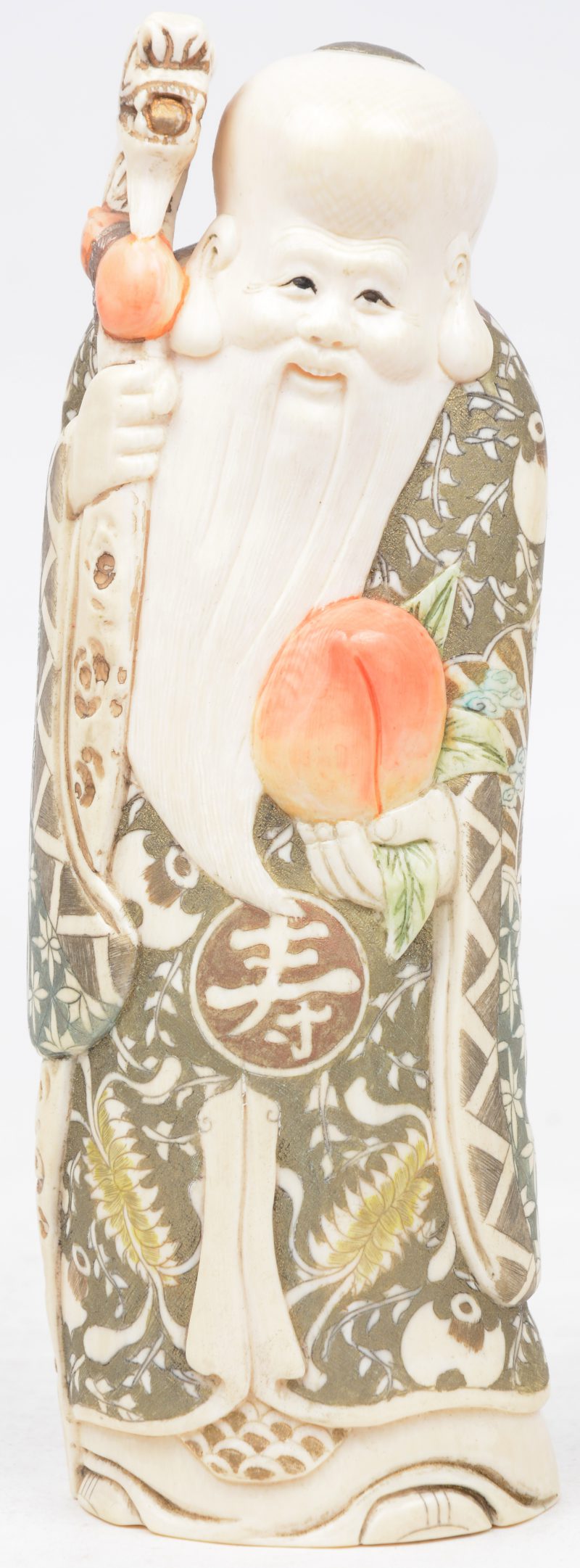 Een Japans ivoren beeld van een wijze met drakenstaf en perzik.