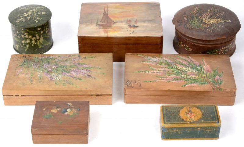 Een lot van zeven handbeschilderde doosjes in ‘Bois de Spa’. Eind XIXe eeuw.