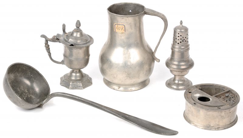Een lot tin, bestaande uit een inktstelletje, een peper- en mosterdpot, een pollepel en een maatkan. XVIIIe eeuw.