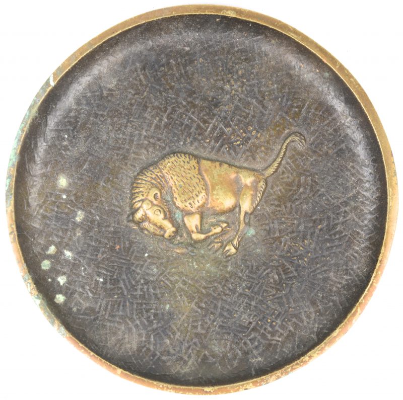 Een schotel bronzen met buffel.