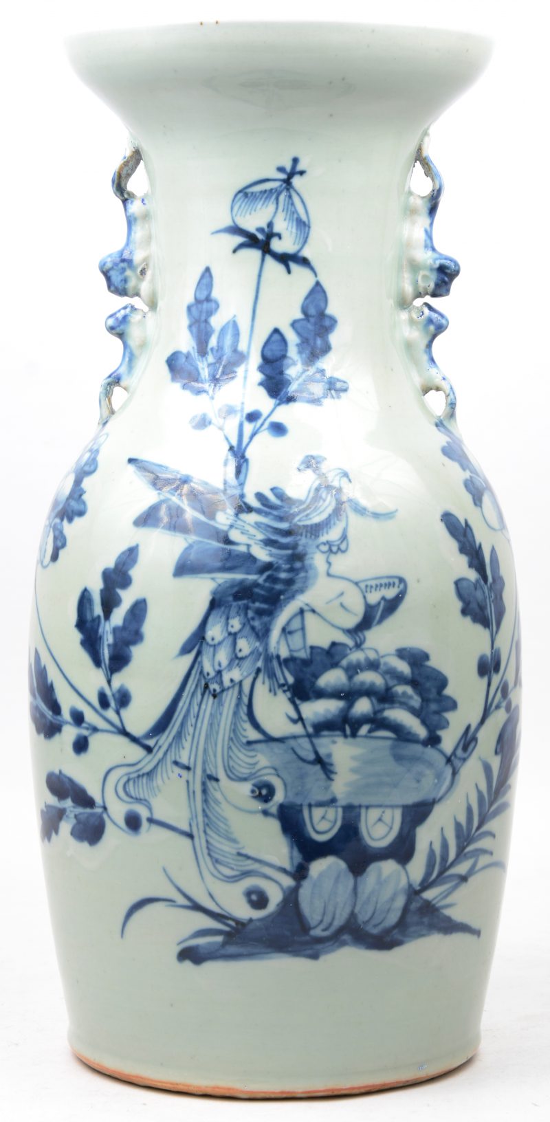 Een vaas van Chinees porselein met een blauw op wit decor van een pauw.