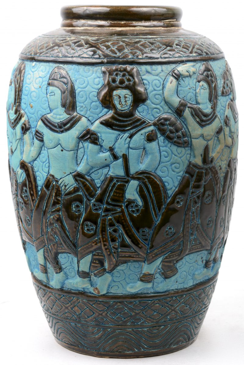 Een geglazuurd aardewerken vaas met een reliëfdecor van personages. Vermoedelijk West-Duits.