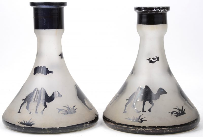 Een paar gesatineerde glazen scelmons met een decor van dromedarissen en kamelen.