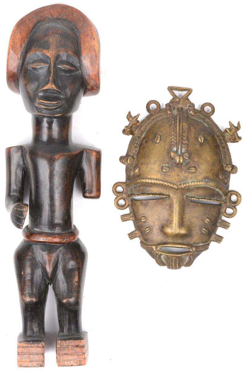 Afrikaans houten beeld en  een bronzen maskertje uit de Dogon - cultuur.