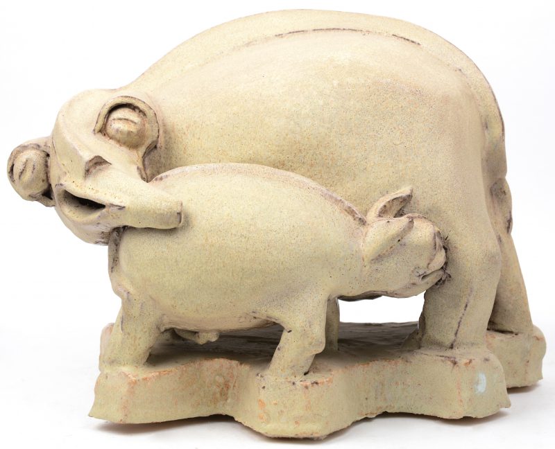 “Post-apocalyptisch dier met kalf”. Een beeld van geglazuurd aardewerk. Gemonogrameerd.