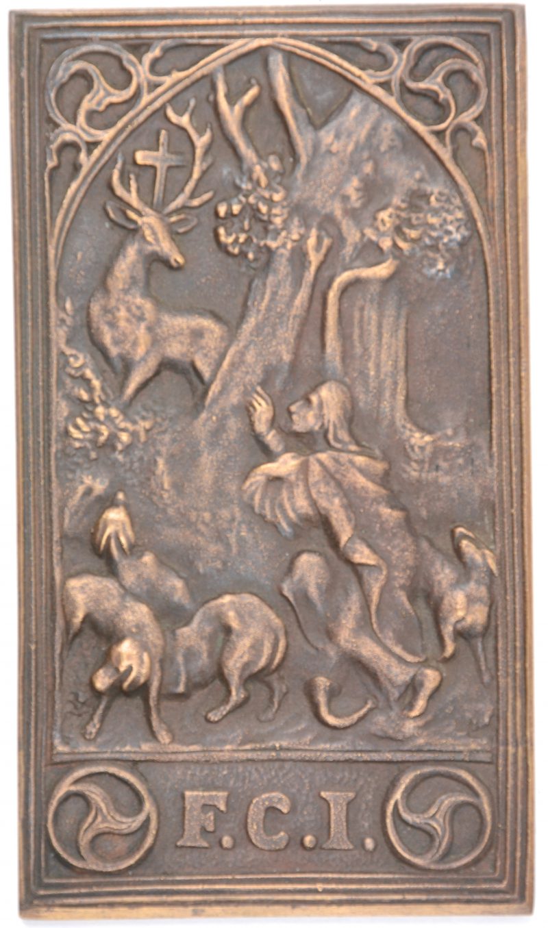 Een bronzen Bas-relief Met een afbeelding van st Hubertus en de letters F.C.I.