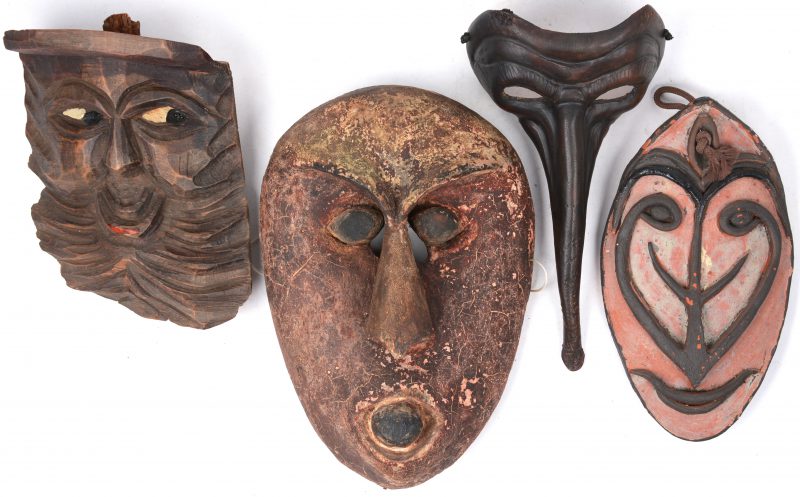 Een lot van vier maskers in diverse uitvoeringen.
