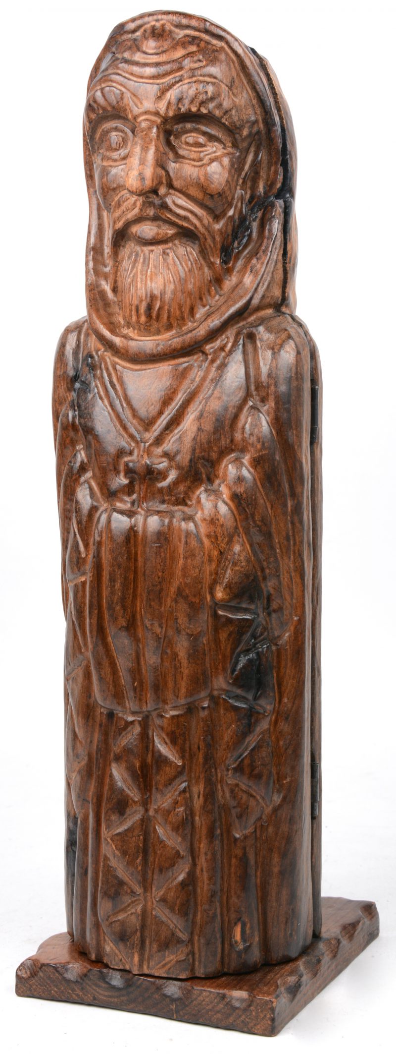 Een gebeeldhouwd houten flessenhouder in de vorm van een monnik.