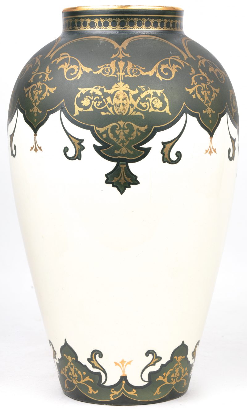 Een aardewerken vaas met donkergroene Art Deco versiering en vergulde accenten.