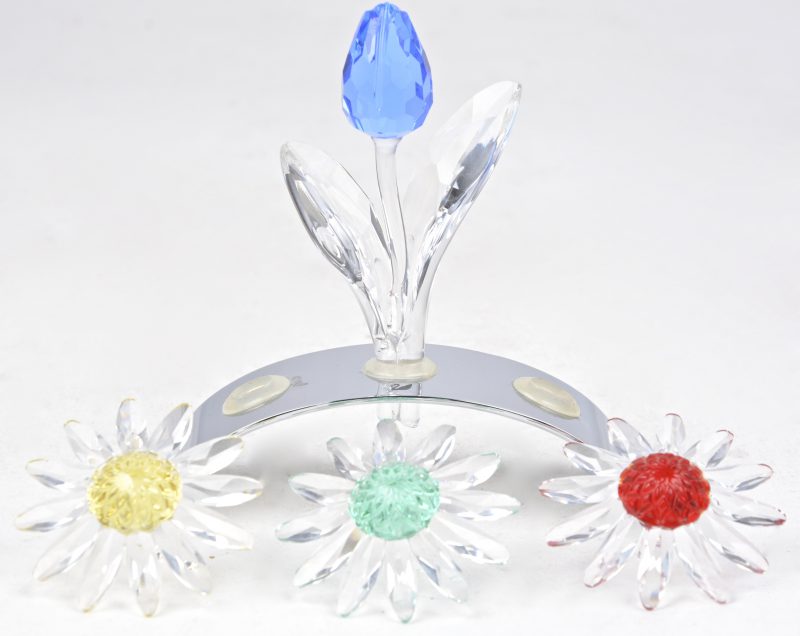 Vier bloemetjes van geslepen kristal. Met houtertje. In Originele etuis.