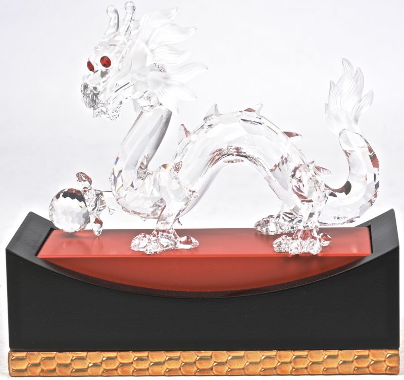 “De draak”. Een kristallen object uit de reeks “Fabelachtig dierenrijk” naar een ontwerp van Gabriele Stamey. Jaarlijks item 1997. In originele verpakking en met display.