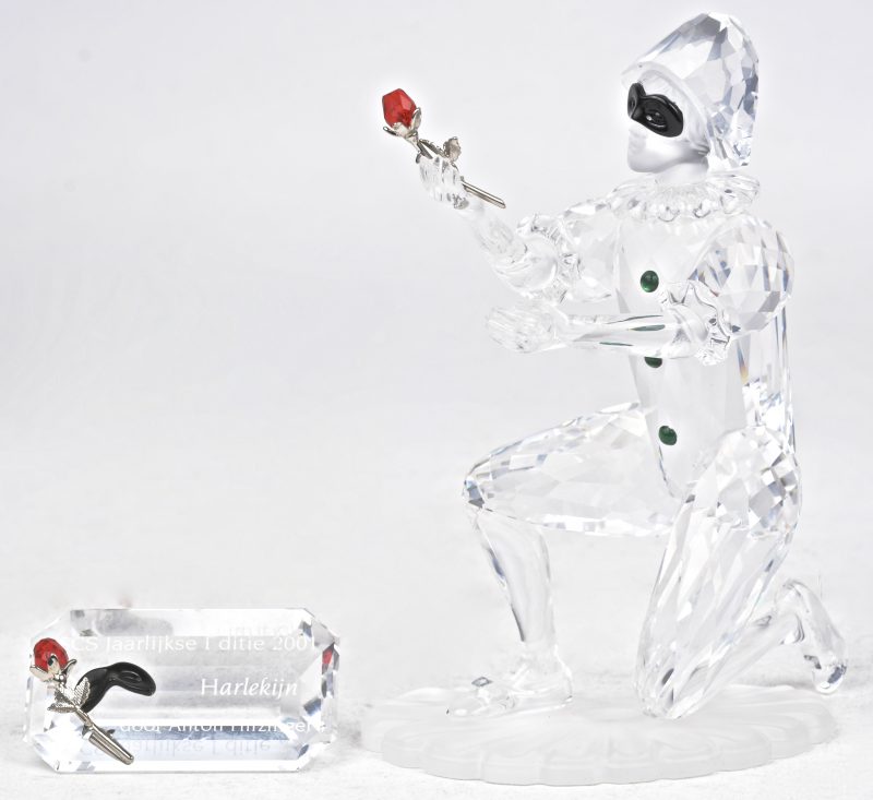 “Harlekijn”. Een kristallen object uit de reeks “Maskerade” naar een ontwerp van Anton Hirzinger. Jaarlijkse uitgave 2001. In originele doos, met display en kristallen plaquette.