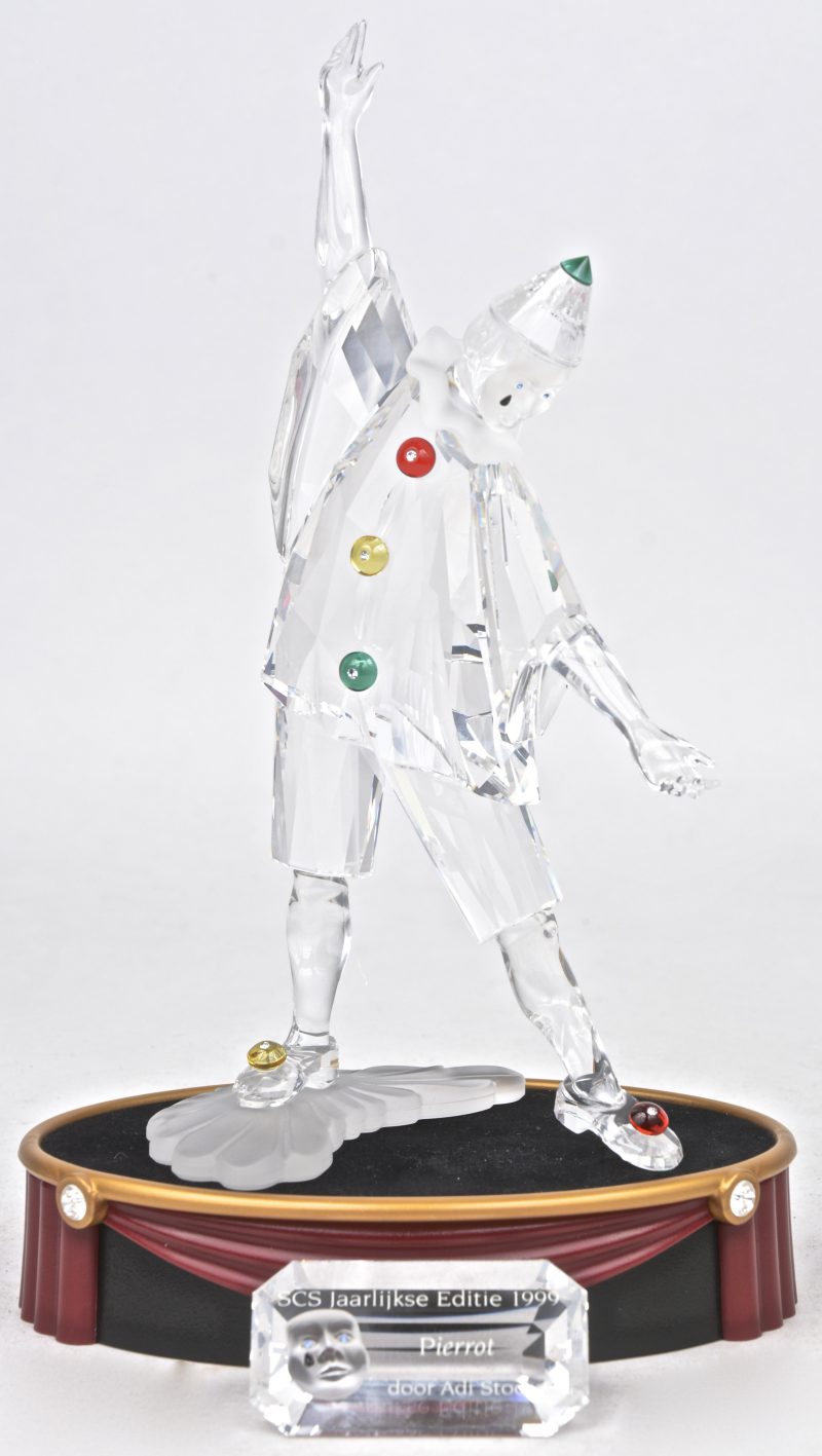 “Pierrot”. Een kristallen object uit de reeks “Maskerade” naar een ontwerp van Adi Stocker. Jaarlijkse uitgave 1999. In originele doos, met display en kristallen plaquette.