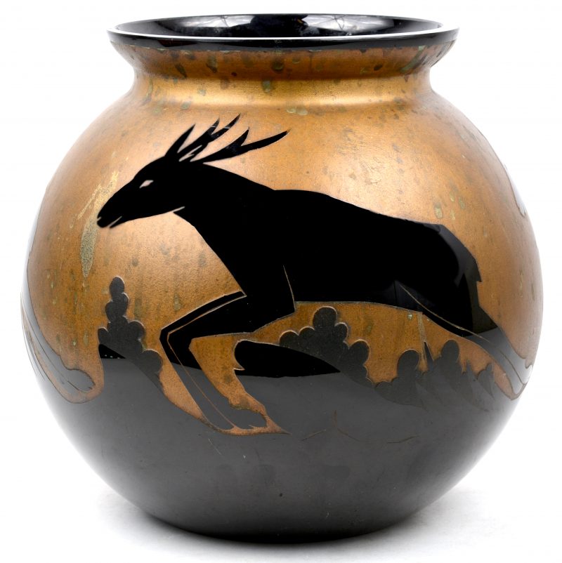 Een grote bolle vaas van Booms glas met een decor van herten. Gesigneerd ‘Artuer’.