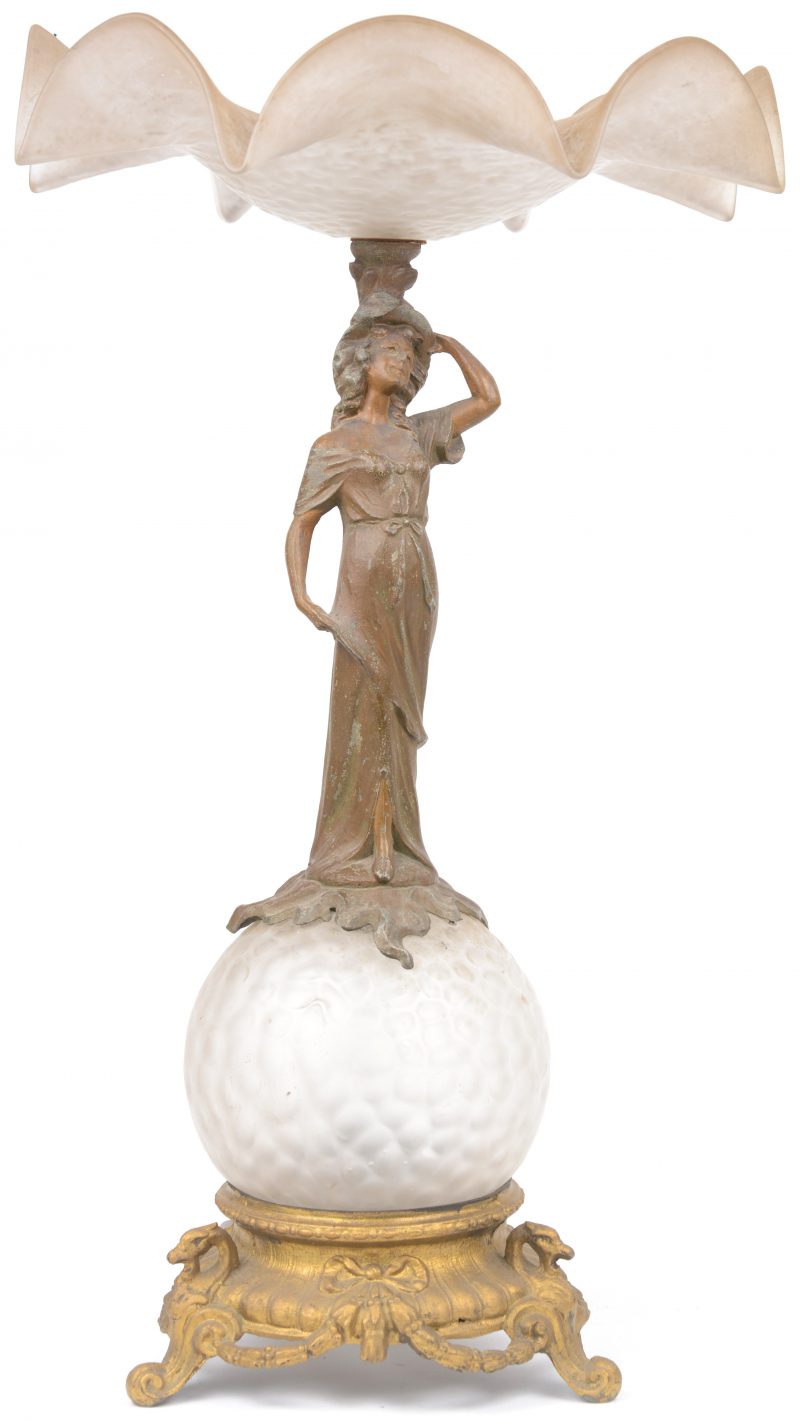 Een sierstuk van gesatineerd glas, gedragen door een jonge vrouw van zamak. Begin XXe eeuw.