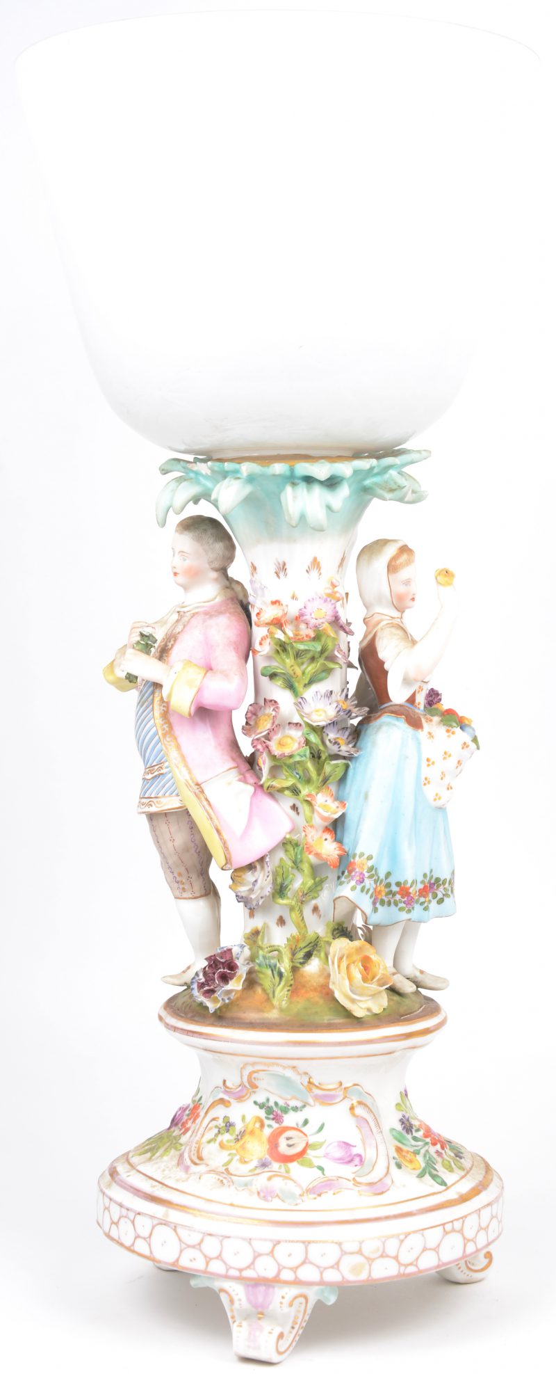 Een sierstuk van meerkleurig en verguld porselein, versierd met een koppel met bloemen. Onderaan gemerkt.