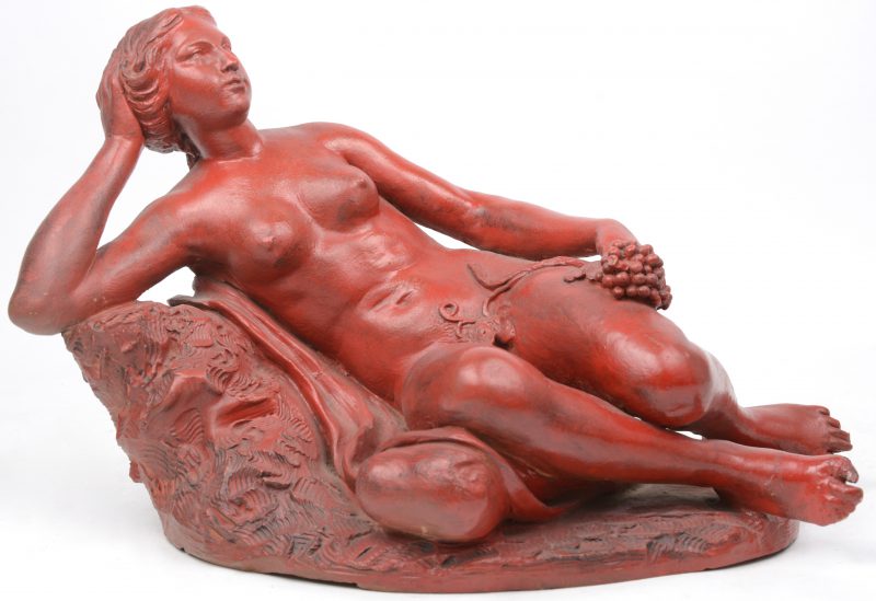 “Liggende bacchante”. Een beeld van roodgepatineerd terracotta.