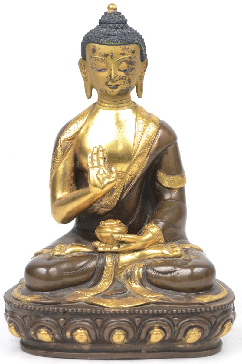Een zittende Boeddha van messing.