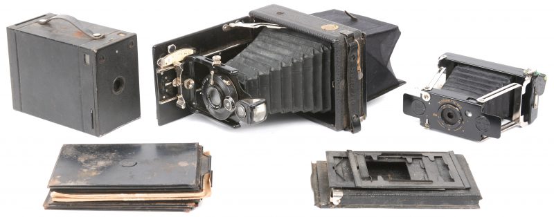 Drie oude camera’s, bestaande uit een Volta 246 met een groot deel platen, een Houghton’s Ensignette No.2 eneen No.2 Film Pack Hawk-eye.